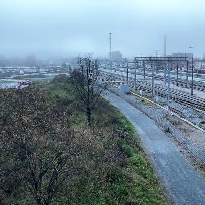 Riihimäen monitoimitalon tuleva tontti rautatieaseman ja Peltosaaren kerrostaloalueen välissä.