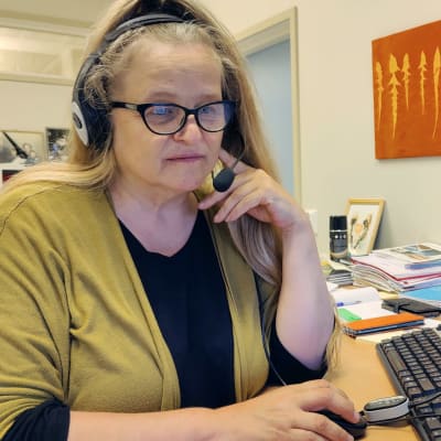 Apulaisrehtori Anu Uimaniemi istuu tietokoneella.