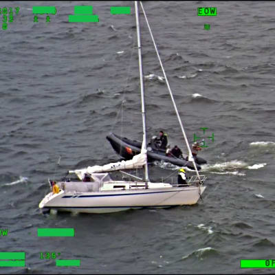 Gummibåt undsätter segelbåt i storm