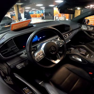 Suomen Autokauppa Sakassa kuvattu auton sisältä