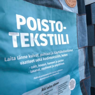 Poistotekstiilikeräyspiste Oulun Kiertokaaren tiloissa.