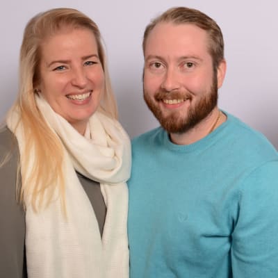 Tiina ja Samuel Svahnström ja Kaisa Koivuniemi hymyilevät.