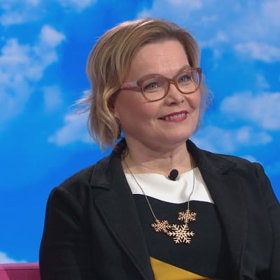 Aivotutkija ja professori Minna Huotilainen Puoli seitsemän -ohjelman studiossa.