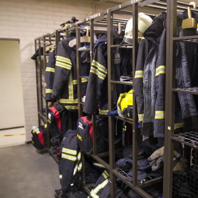 Pohjois-Savon pelastuslaitoksen palomiesten vaatteita roikkumassa valmiina hälytystä varten.