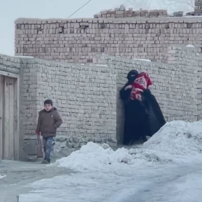 Afghansk kvinna med sina barn