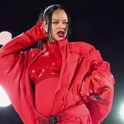 Rihanna punaisessa esiintymisasussa ja raskausvatsa näkyvillä.
