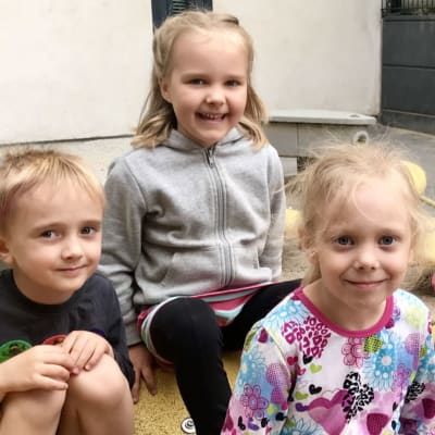 Fyra barn sitter på en lekplats