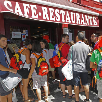Turistit jonottavat espanjalaisen kahvila-ravintolan edustalla.