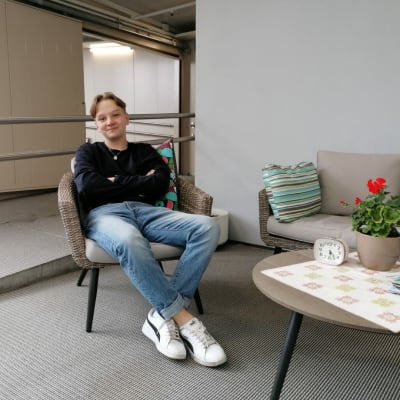 Oscar Björkell sitter i en stol och ser glad ut