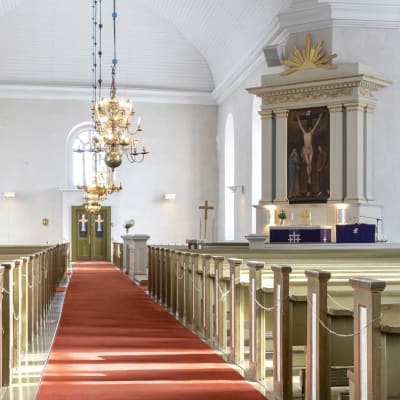 Alatornion kirkko korona-aikana, käsidesiä ja henkilömäärärajoituksista kertova kyltti kirkon käytävällä
