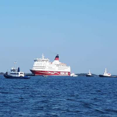 M/S Amorella flyttas utanför Järsön 23 september 2020.