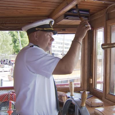 s/s Punkaharjun kapteeni Janne Leinonen lähdössä Savonlinnan satamasta