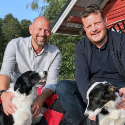 Matias Jungar och Micke Björklund med två hundar.