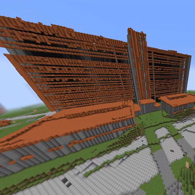 Kuvakaappaus Minecraft-pelistä, jossa on rakennuttu palikoista Kouvolassa sijaitseva Pohjola-talo.