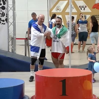 Kuvakombo: vasemmalla kuvakaappaus videolta, jossa iranilainen ja israelilainen urheilija kättelevät ja oikealla toimittaja Sara Salmi.