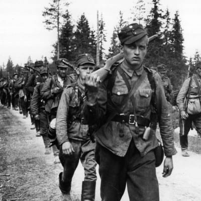 Suomalaisia sotilaita Raatteen tiellä matkalla rajalle.