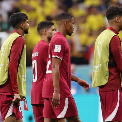 Qatars spelare ser besvikna ut.