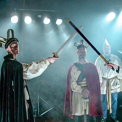 Suomen eturivin rockmuusikoiden joulutervehdys uudelleen sovitettuna. Tiernapoikina Timo Rautiainen, Toni Wirtanen, Ismo Alanko sekä Jarkko Martikainen. vuodelta 2002.