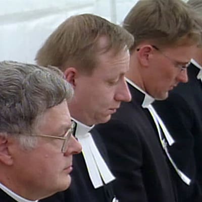 Lestadiolaisten suviseurojen pappisrivistöä dokumentista "Ainoa oikea Jumala"