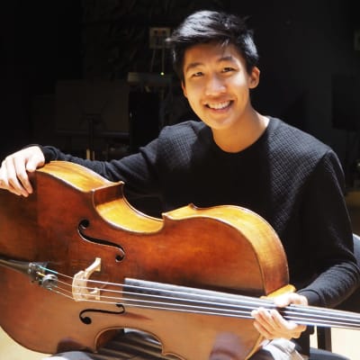 Yhdysvaltalainen Bryan Cheng Bonjour Stradivarius -sello sylissään.