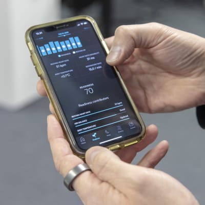 puhelin kädessä jossa Ouran app          