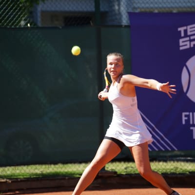 Kvinna som spelar tennis.
