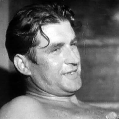 Mies saunanlauteilla