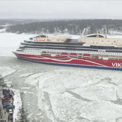 Punakylkinen laiva, M/S Viking Glory jäisellä Saaristomerellä Ruissalon edustalla.
