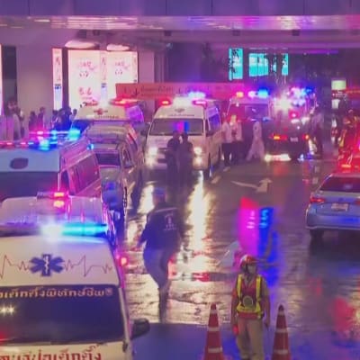 Polisbilar och ambulanser utanför Siam Paragon köpcentret
