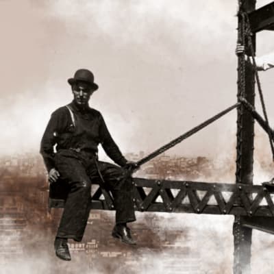 Miehiä pilvenpiirtäjän rakennuspalkeilla New Yorkin yläpuolella 1900-luvun alussa. 
