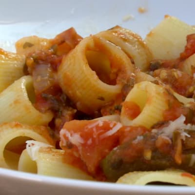 Pasta med tomat- och grönsakssås.