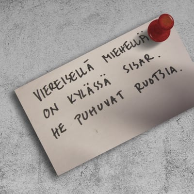 Muistilappu, jossa lukee "Viereisellä miehellä on kylässä sisar. He puhuvat ruotsia.".