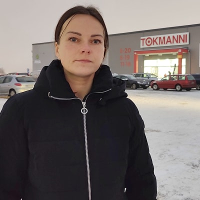 Sanna Särkelä seisoo Tokmannin parkkipaikalla.