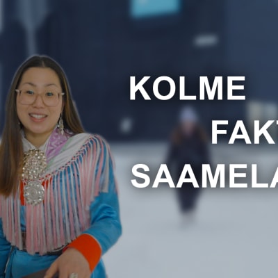Toimittaja Xia Torikka saamenpuvussa. Taustalla Yle Saamen toimitus ulkoa päin. Kuvassa valkoisella tekstillä lukee "Kolme faktaa saamelaisista".