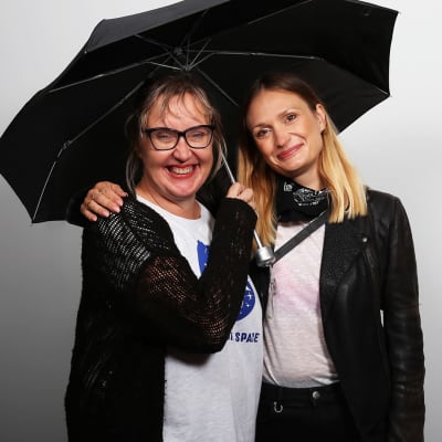 Toimittaja Olga Ketonen ja elokuvaohjaaja Miia Tervo mustan sateenvarjon alla.