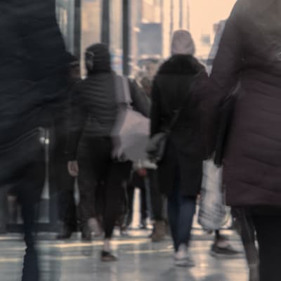 ei tunnistettavia ihmisä kauppakeskuksessa