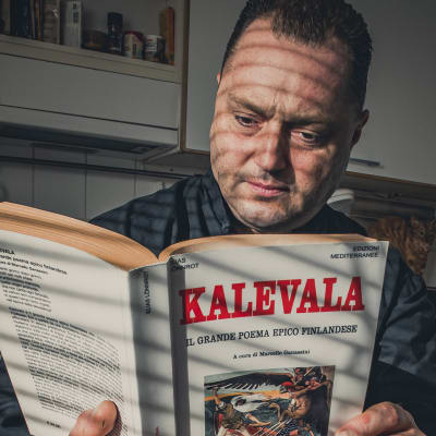 Marcello Ganassini lukee italiaksi kääntämäänsä Kalevalaa.
