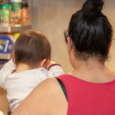 Äitii kokkaa, väsynyt lapsi sylissään