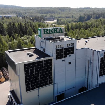 Reka Kaapelin tuotantolaitos Riihimäellä ilmasta kuvattuna.