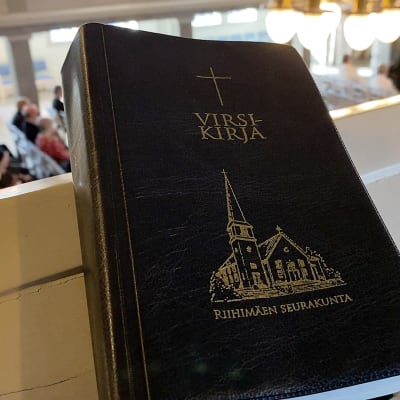 Virsikirja nojaa yleisökaiteeseen Riihimäen keskuskirkon ylisillä.