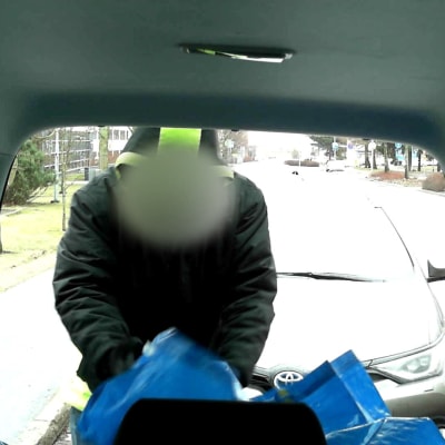 Skärmdump från polisens video under operationen vidar i Nederländerna
