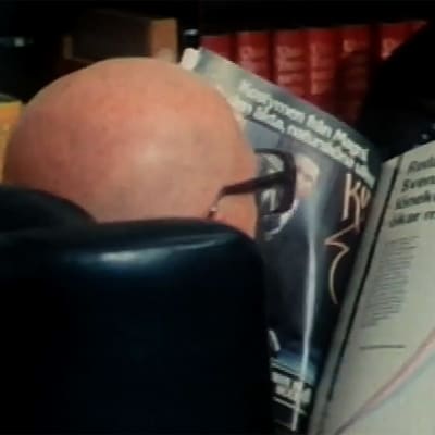 Presidentti Kekkonen lukee lehteä (1977).