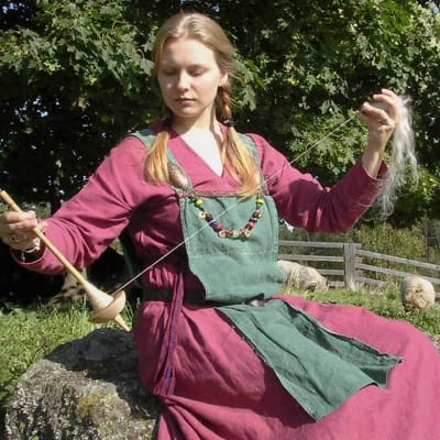 kuvassa ennallistetaan viikinkiaikaista pukua