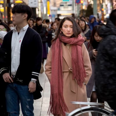 Shiori Ito seisoo kadulla.