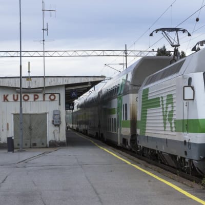 Juna lähdössä Kuopion rautatieasemalla.