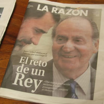 Sanomalehden etusivulla kuningas Juan Carlos ja kruununprinssi Felipe Juan Carlosin kruunistaluopumisen aikaan.