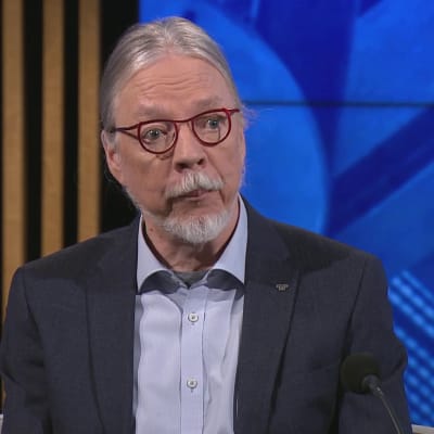 Energiatekniikan professori Juhani Hyvärinen LUT-yliopistosta A-studiossa 13.3.2023. 
