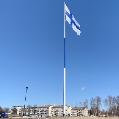 Världens största Finlands flagga hissad i flaggstång i Fredrikshamn.