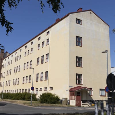 Oulun kauppaoppilaitos valmistui vuonna 1957. Kuva elokuulta 2019. 