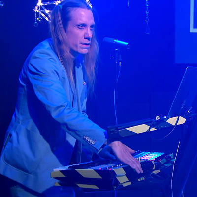 Eero Grundström esiintyy Suistamon sähkön konsertissa Etnogaalassa marraskuussa 2017
